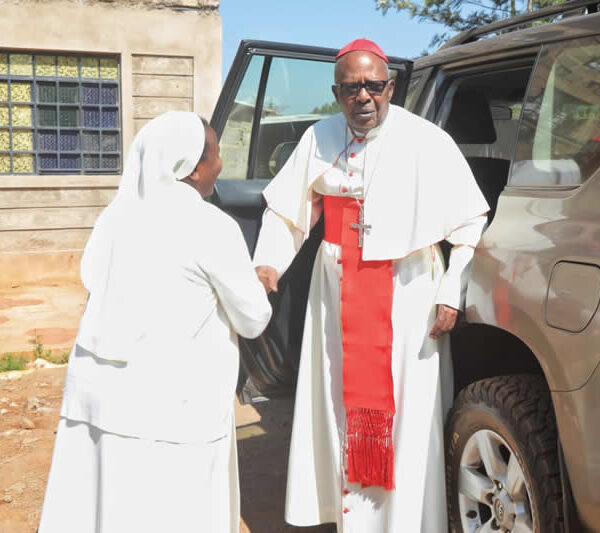 Sr.Cecily welcome candinal John Njue in the convent